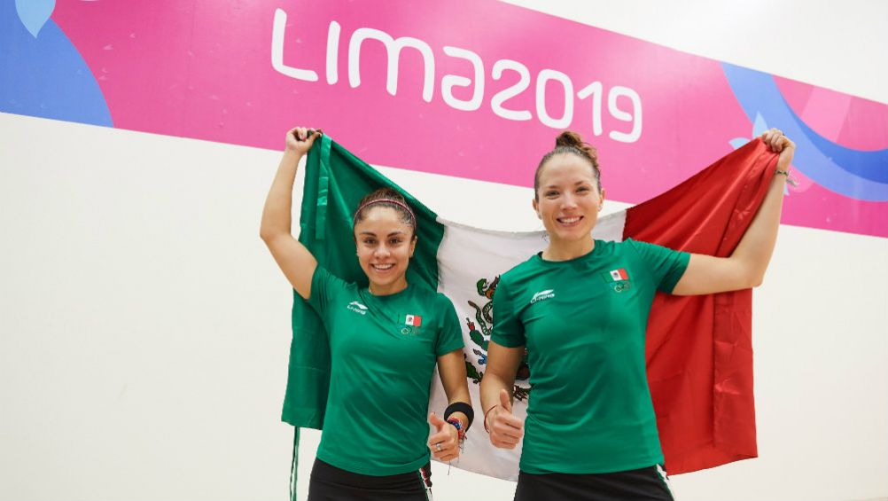 Paola Longoria y Samantha Salas, con la bandera de México