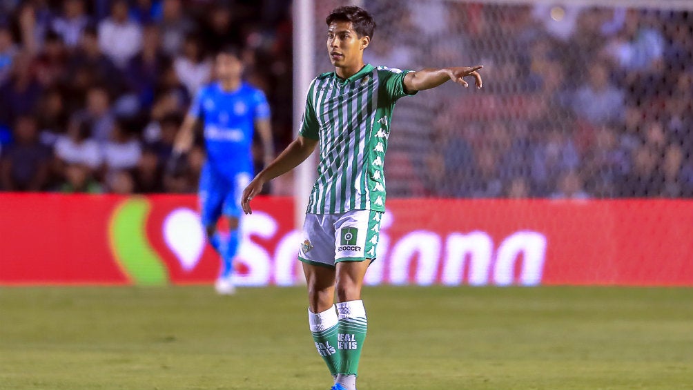 Diego Lainez durante un partido con el Real Betis 