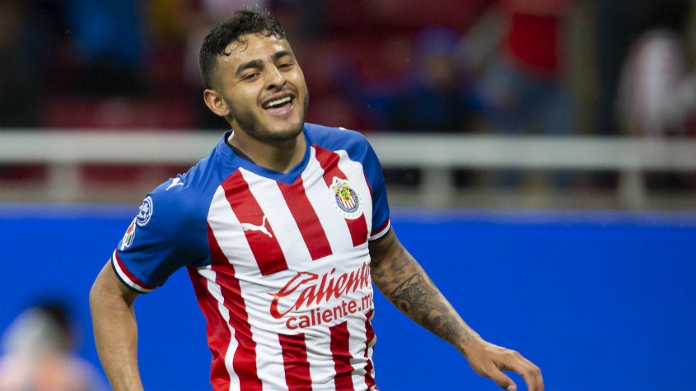 Alexis Vega festeja un gol con Chivas