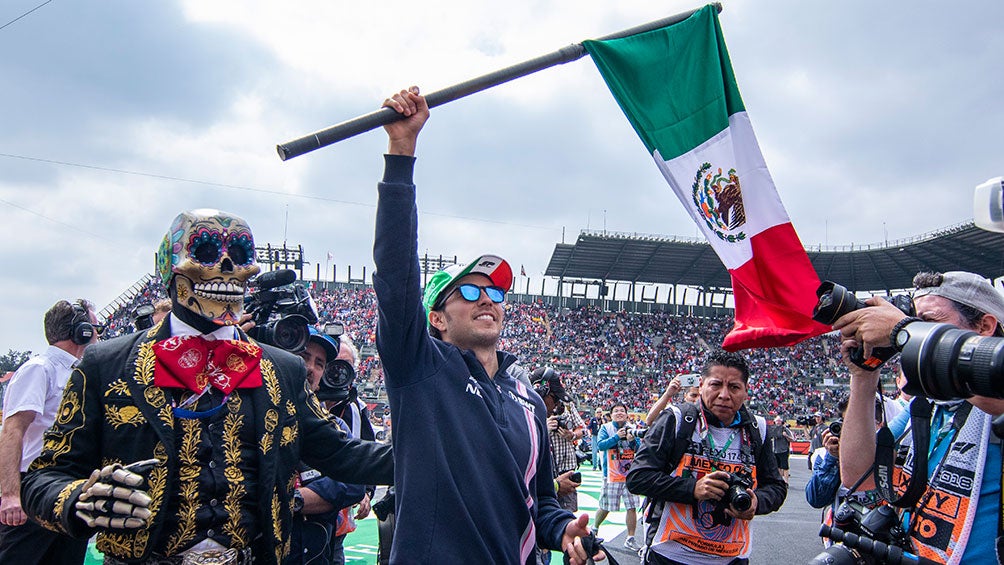 Checo Pérez alza la bandera de México en el Gran Premio