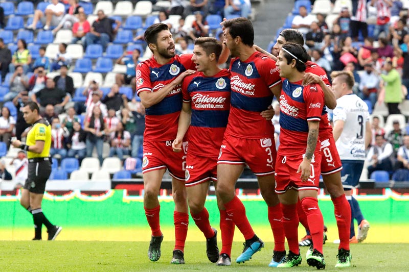 Jugadores de Chivas celebran un gol 