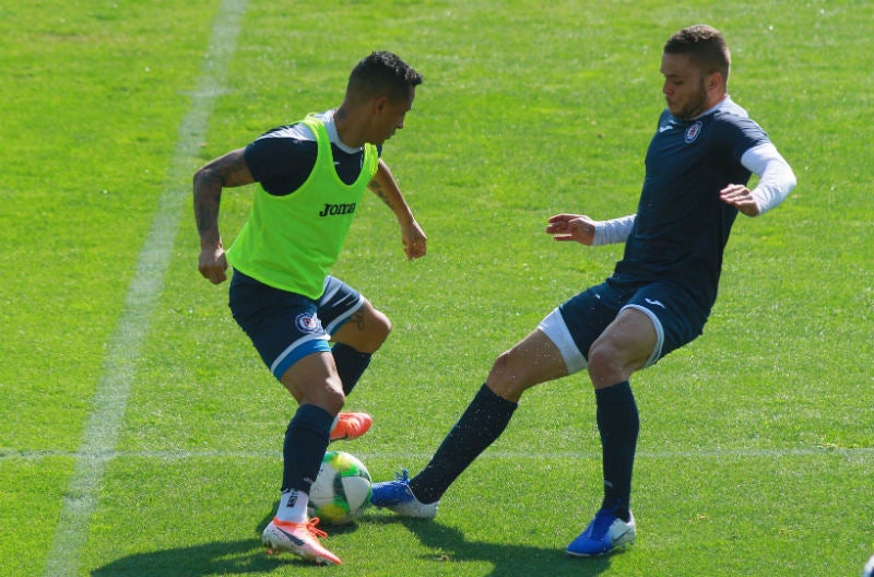 Yoshimar Yotún y Jonathan Rodríguez en una práctica con Cruz Azul