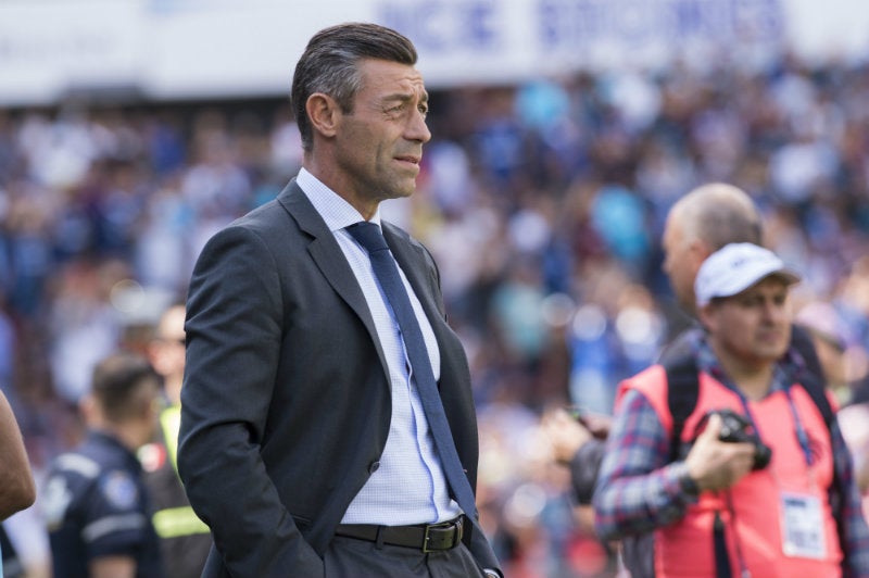 Caixinha observa un juego de Cruz Azul