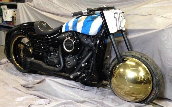 La moto que el Dinamo Brest le obsequió a Maradona