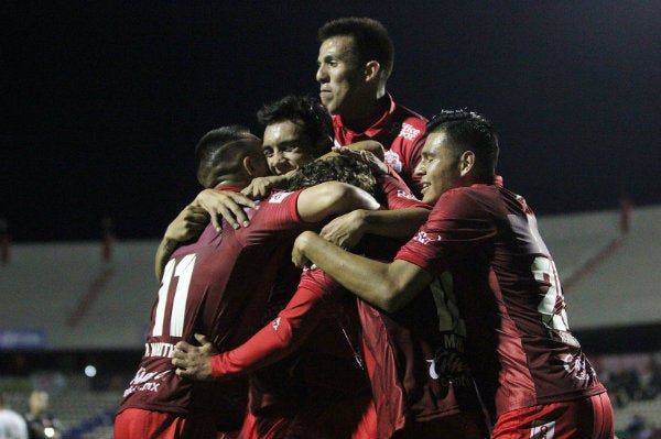 Jugadores de Mineros celebran un gol