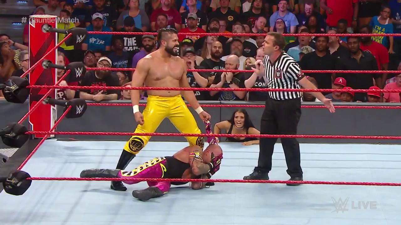 Andrade rompió máscara de Rey Mysterio