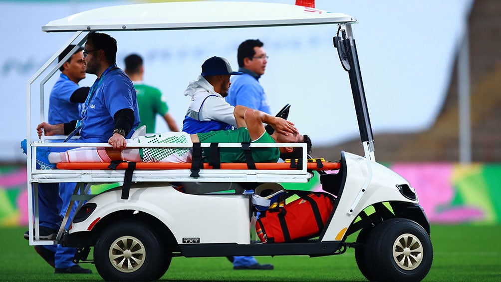 Cruz tuvo que dejar el campo de juego en carrito