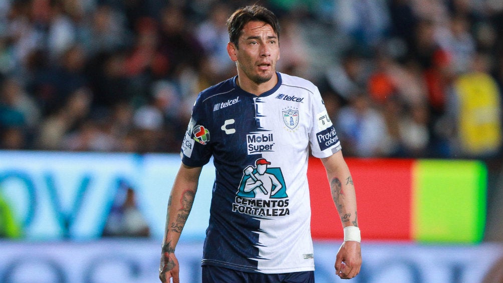 Rubens Sambueza durante un partido contra Morelia 