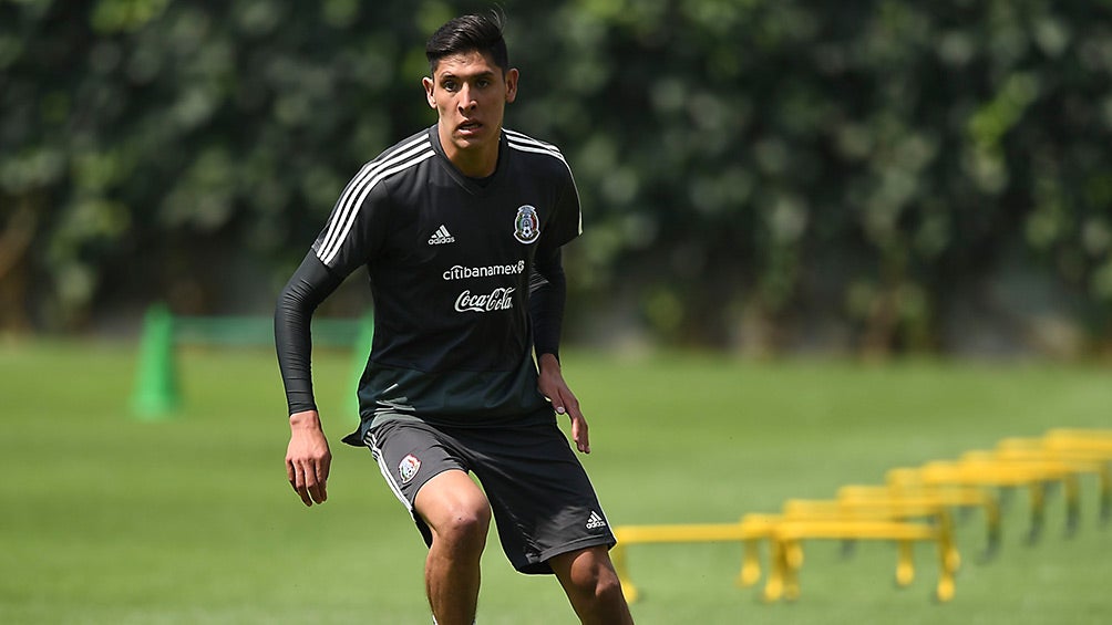 Edson Álvare, durante entrenamiento del Tri