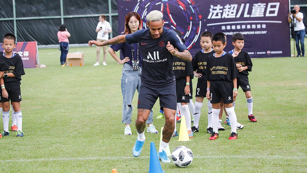 Neymar, durante una clínica del PSG