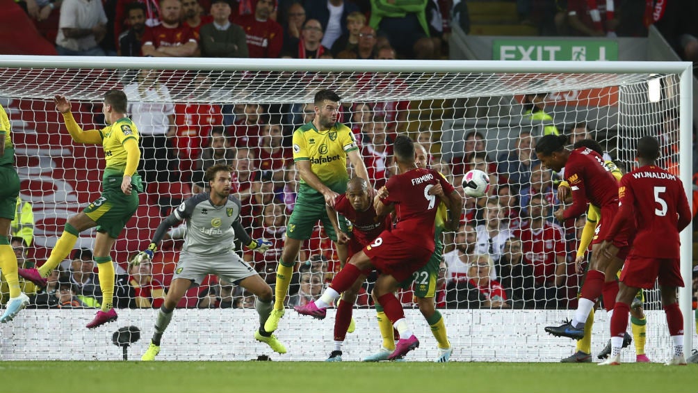 Van Dijk remata de cabeza durante el partido entre Liverpool y Norwich