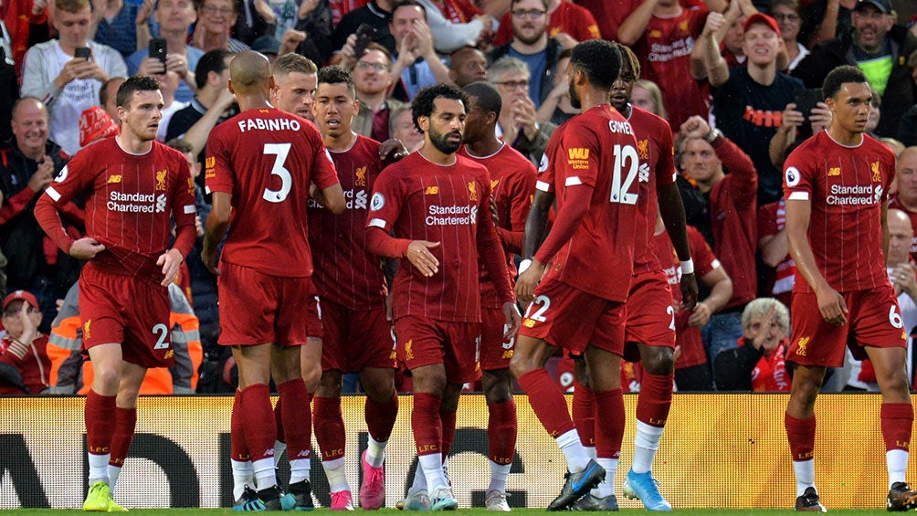 Jugadores del Liverpool celebran una anotación 