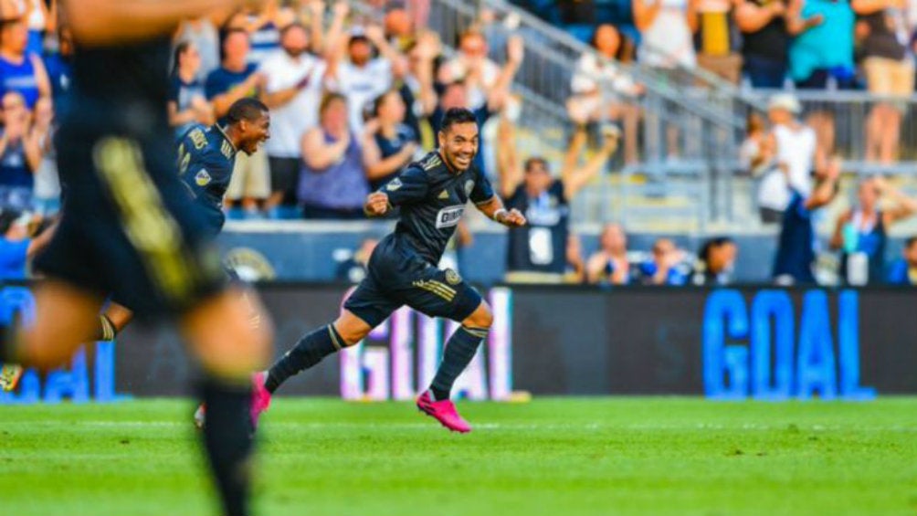 Marco Fabián festejando su anotación ante Chicago