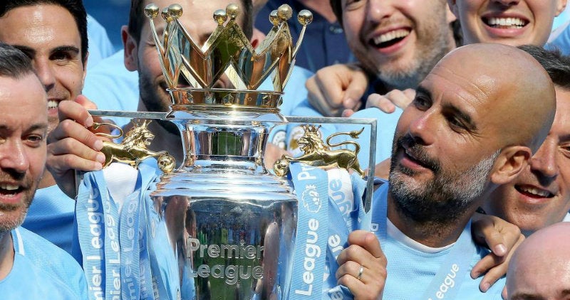 Guardiola posa con el trofeo de la Premier League