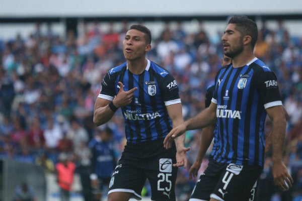 Alexis Pérez y Jair Pereira festejan un gol de Gallos