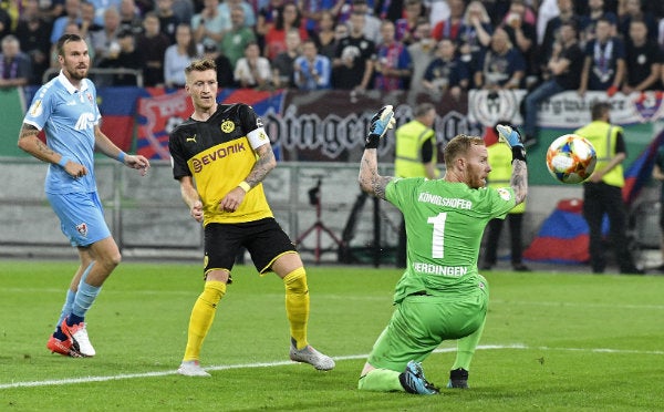 Marco Reus anota un gol con el Borussia Dortmund