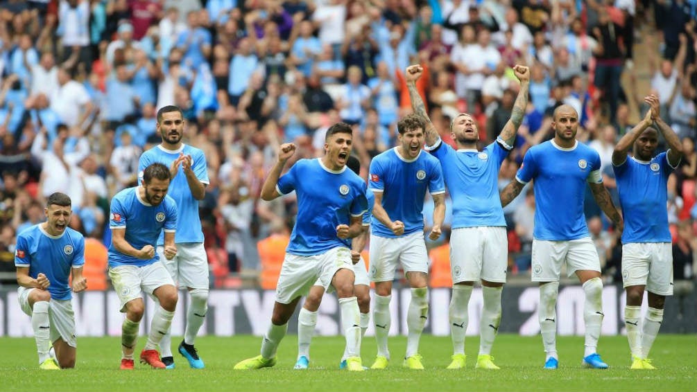 Jugadores del Man City festejan tras ganar una tanda de penaltis