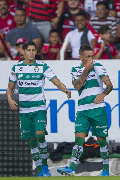 Brian Lozano celebrando una anotación con Santos