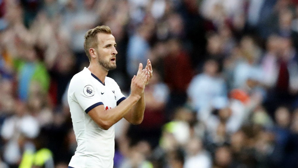 Harry Kane ovacionado por la afición en el Tottenham Hotspur Stadium