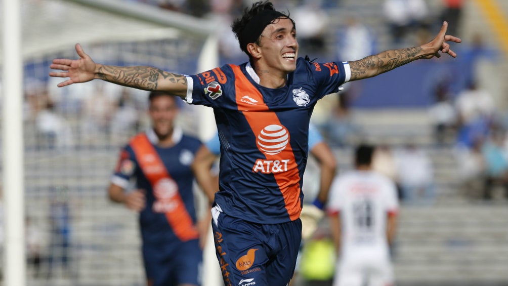 Omar Fernández celebrando una anotación del Puebla