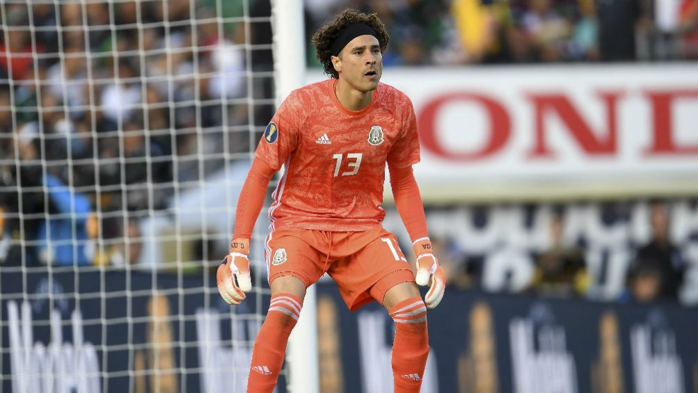 Memo Ochoa, en un juego con la Selección Mexicana 