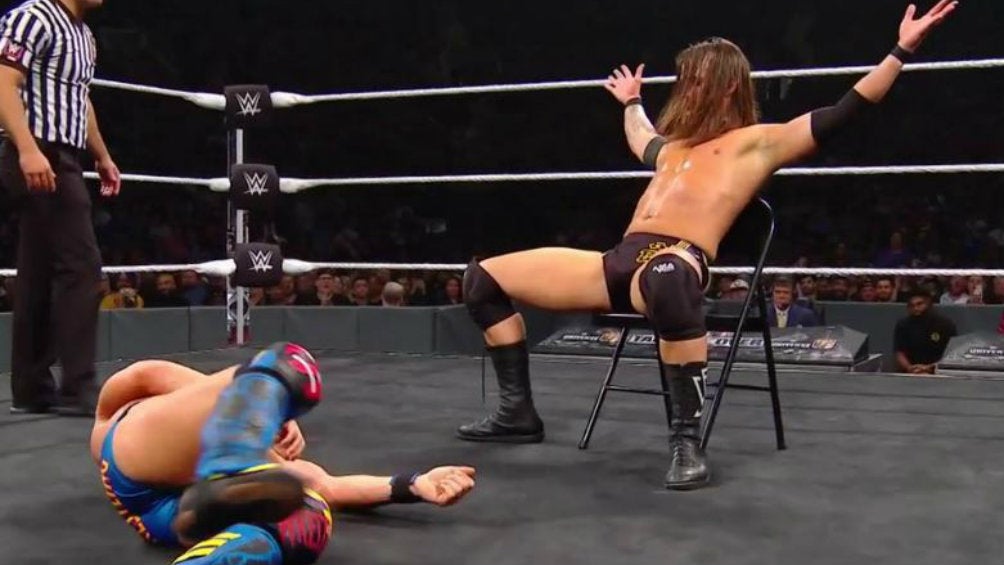 Adam Cole se burla de Johnny Gargano