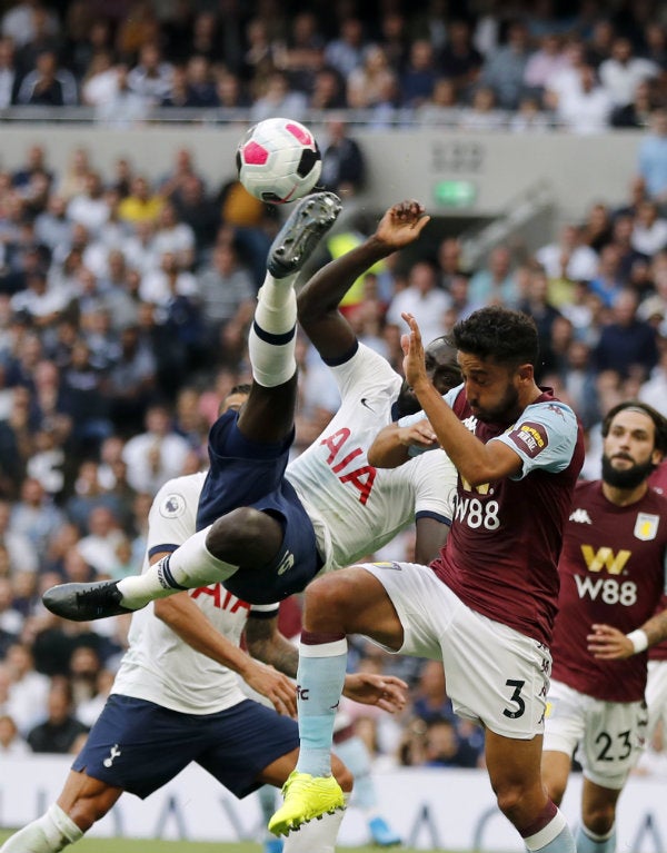 NDombèlé intentando una media tijera en el aire