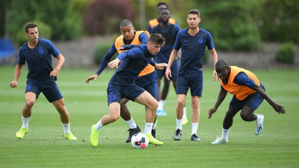 Jugadores del Chelsea se preparan para su debut ante el United