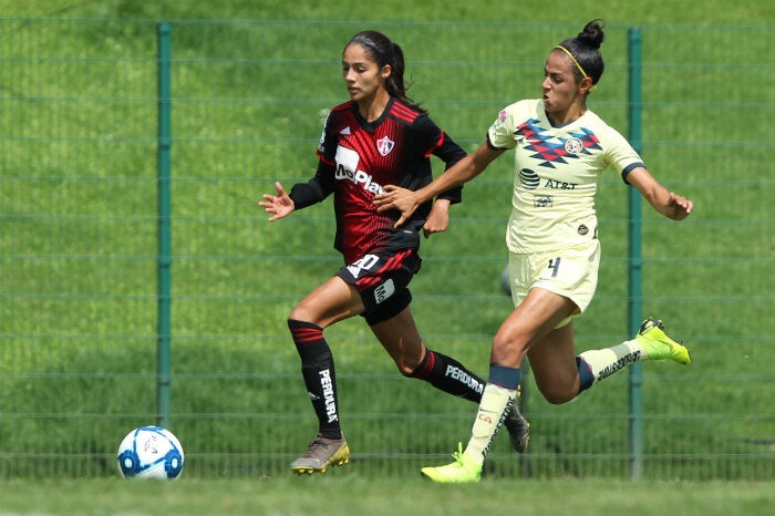 Alison González y Ana Lozada pelean por el balón