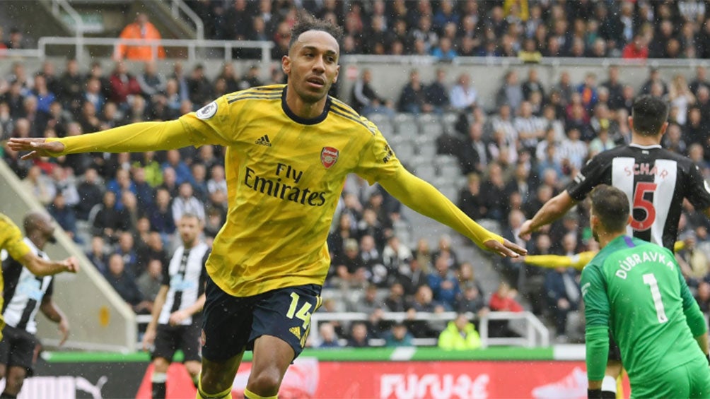 Pierre-Emerick Aubameyang festeja un gol con el Arsenal