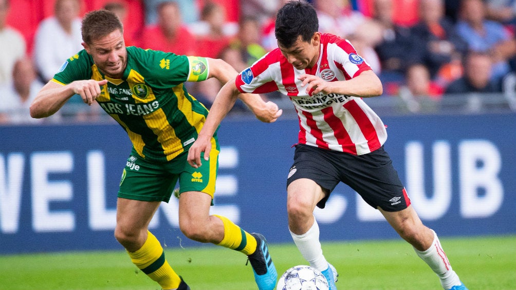 Chucky Lozano conduce la redonda en juego contra el Den Haag 