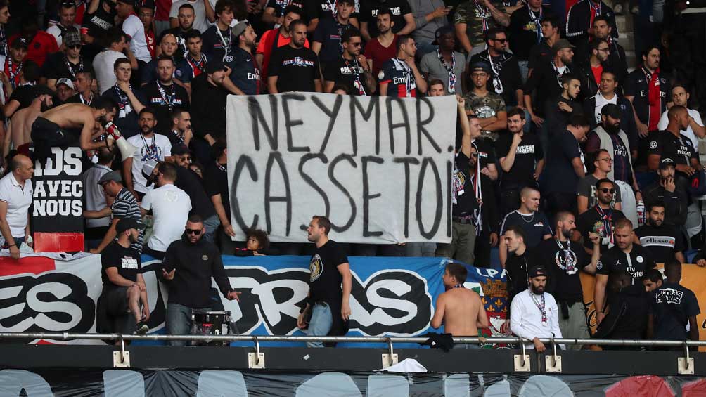 Aficionados del PSG muestran una pancarta contra Neymar en la tribuna