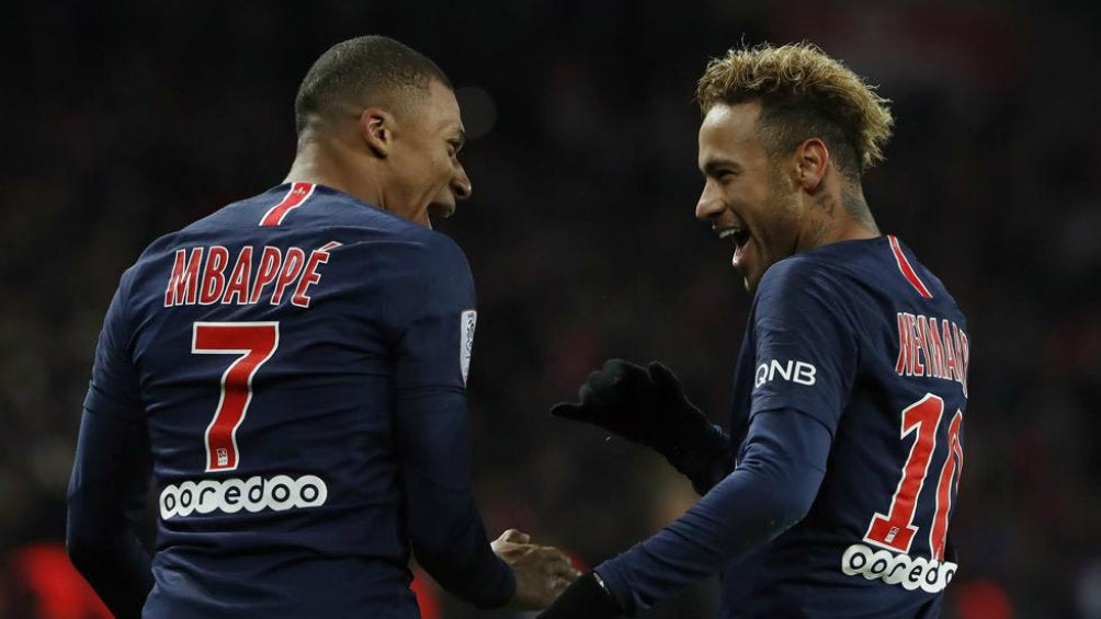 Kylian Mbappé y Neymar celebrando una anotación 