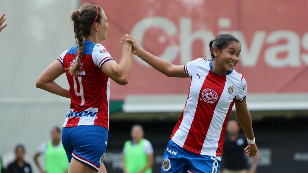 Janelly Farias y Dania Pérez celebran anotación contra Puebla