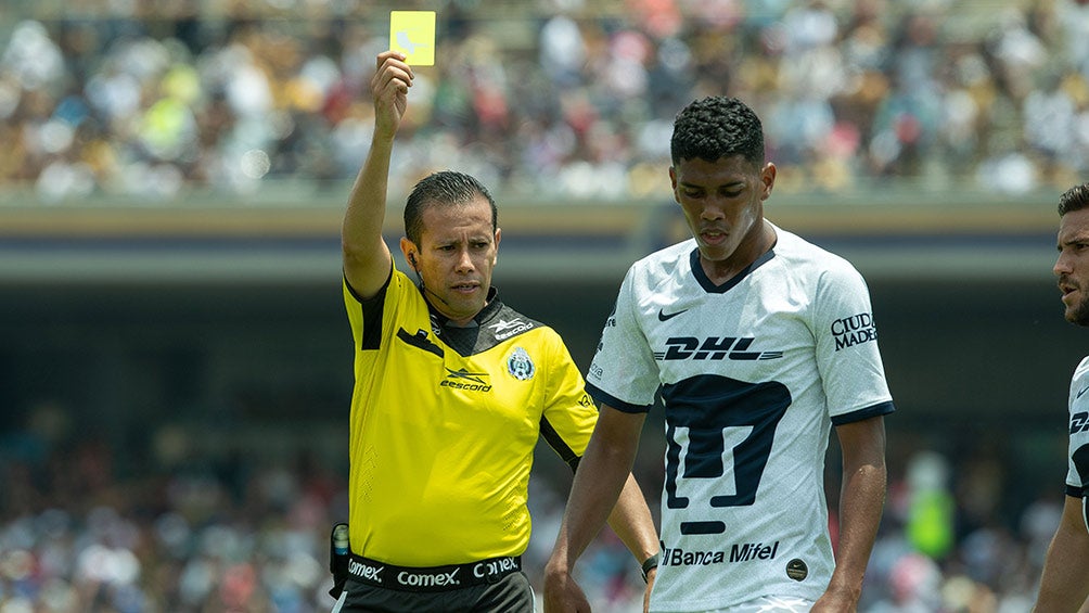 Angulo vio la doble amarilla vs Tigres UANL y se fue expulsado