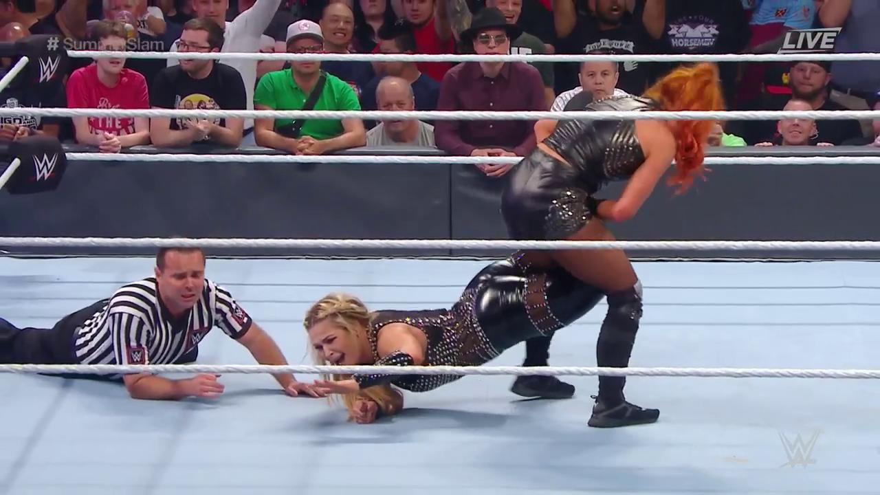 Becky Lynch intenta hacerle una llave a Natalya