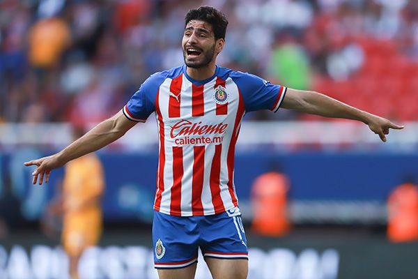 Antonio Briseño da instrucciones en partido con Chivas 