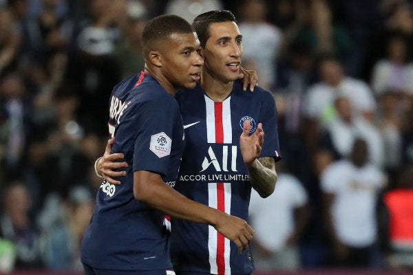 Angel di Maria y Kylian Mbappé celebran un gol frente al Nimes