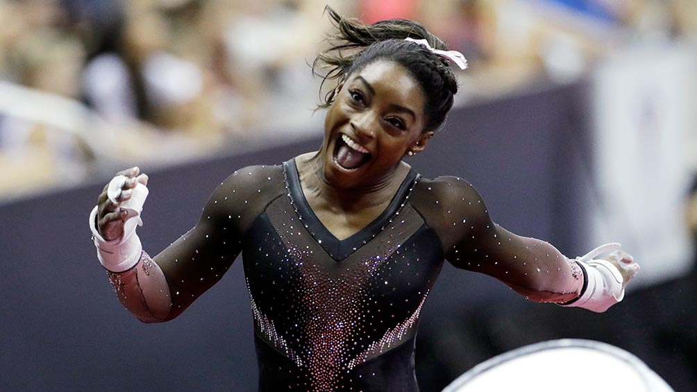 Simone Biles celebra tras su rutina