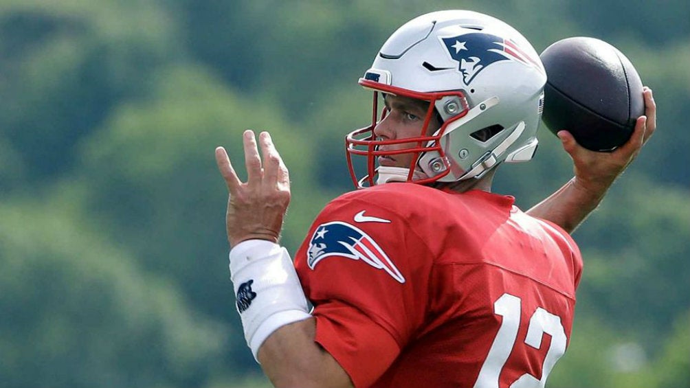 Tom Brady se prepara para lanzar el ovoide