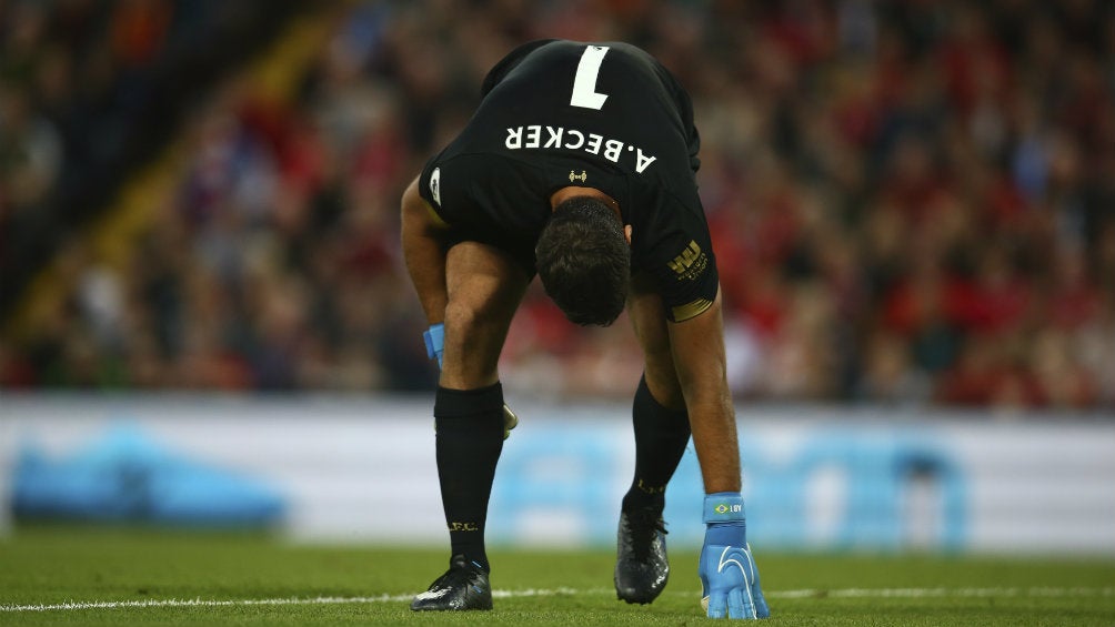 Alisson resintiendo su lesión en el partido ante Norwich