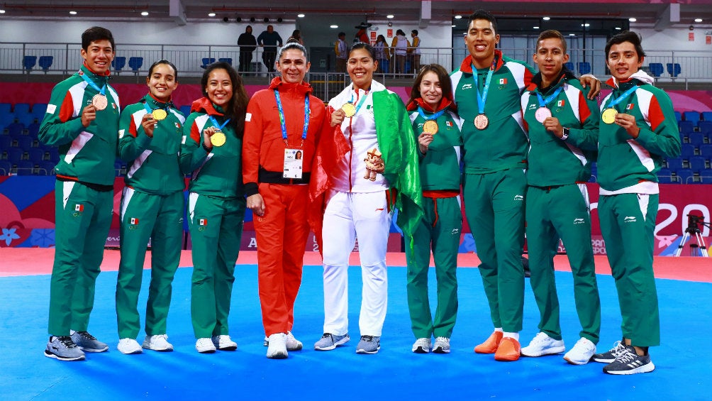 Ana Guevara junto a los medallistas de taekwondo