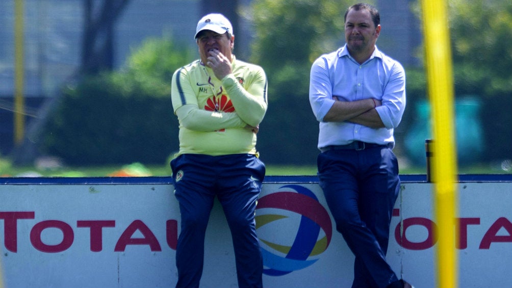 Miguel Herrera y Santiago Baños observan un entrenamiento del América