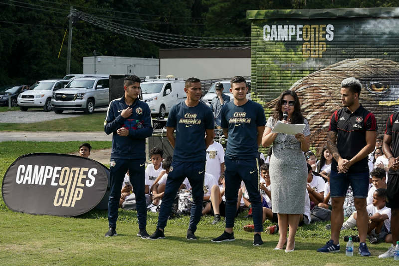 Jugadores del América en la entrega de una cacha en Atlanta