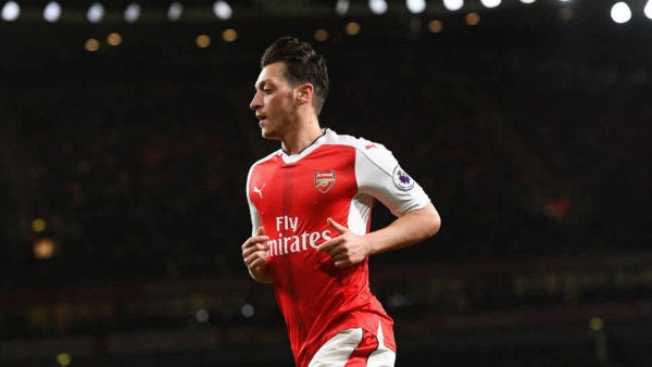 Mesut Ozil en acción con Arsenal