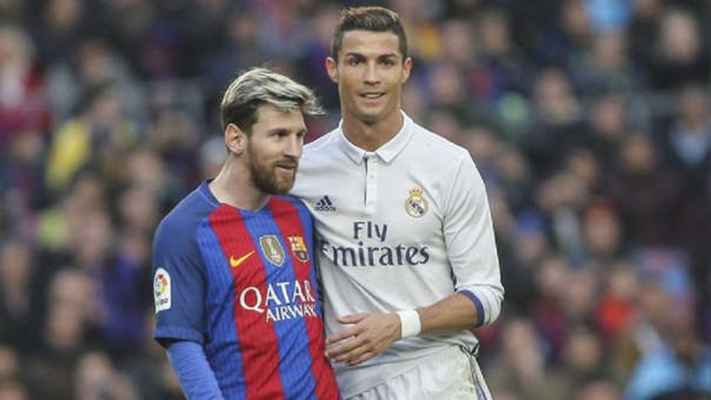 Cristiano Ronaldo y Messi durante un Clásico de España