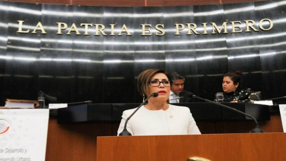 Rosario Robles dando un discurso