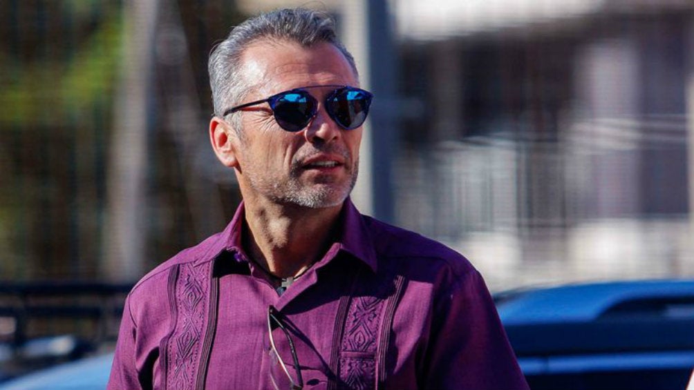 José Luis Higuera llegando a un estadio 