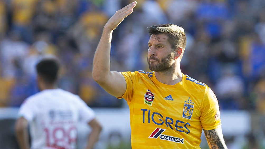 Gignac saluda a la tribuna 