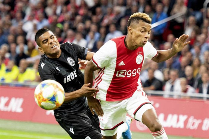 Neres pelea por el balón